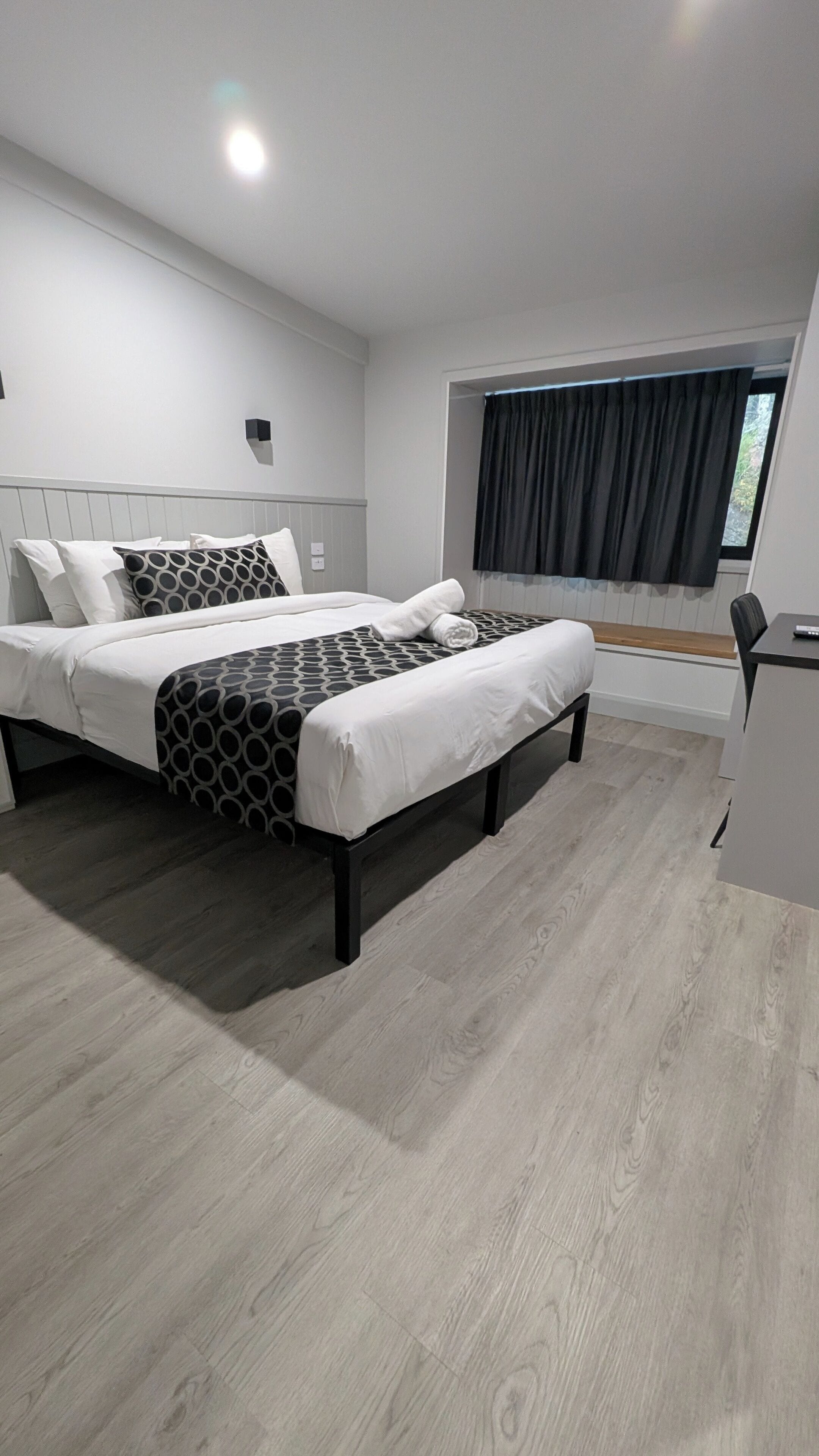 غرفة عائلية | مساحة عمل للكمبيوتر المحمول وستائر تعتيم وواي فاي مجانًا وملاءات أسرّة