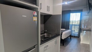 标准房 | 办公桌、笔记本电脑工作区、遮光窗帘、免费 WiFi
