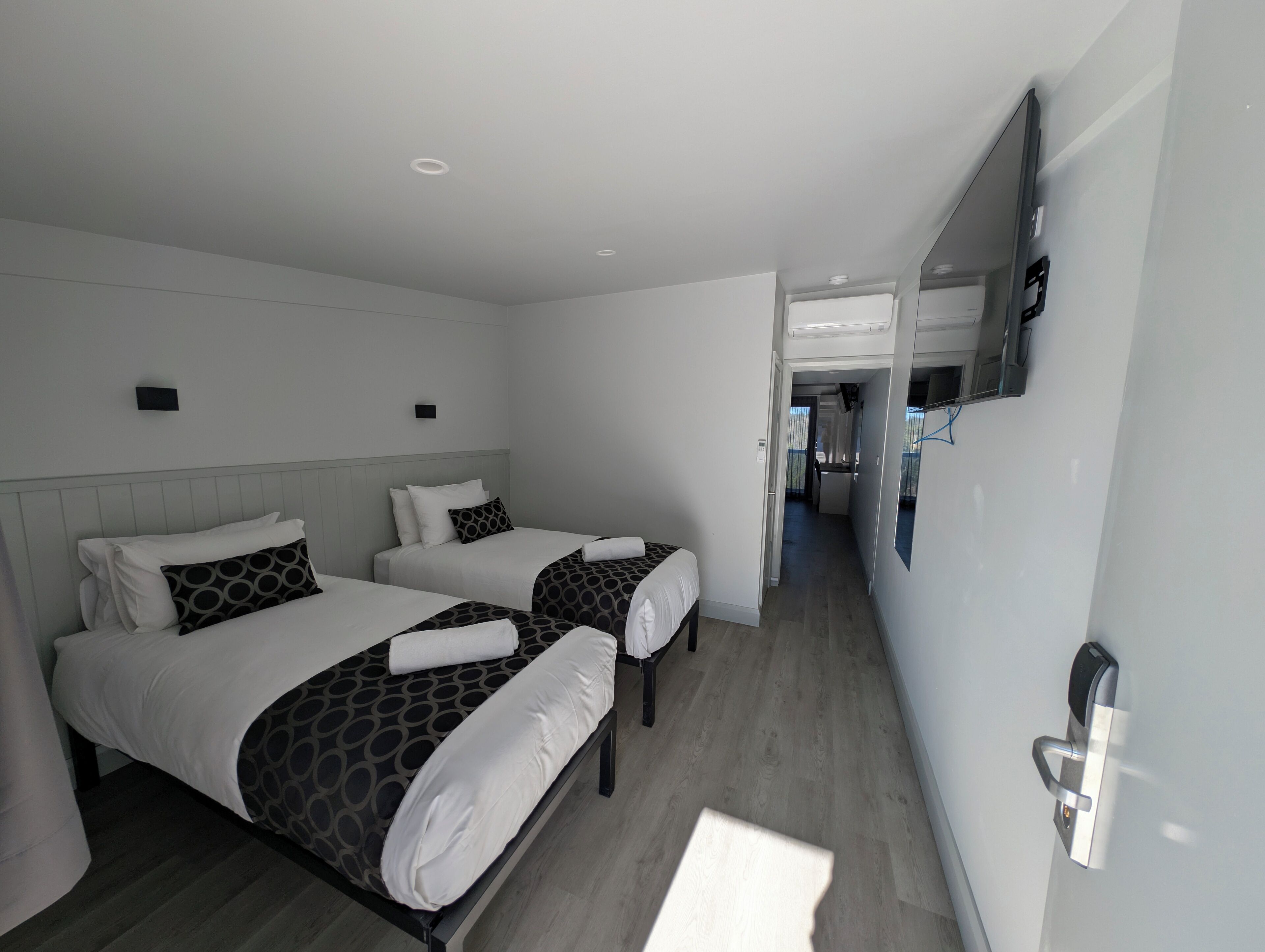 Executive Twin Room | Laptop workspace, blackout drapes, free WiFi, bed sheets