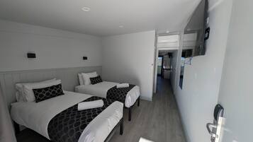 Executive Twin Room | Laptop workspace, blackout drapes, free WiFi, bed sheets