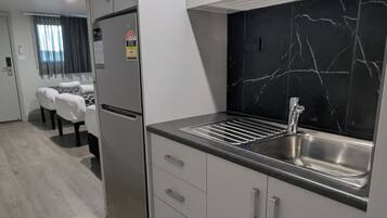 Chambre Familiale | Espace de travail pour ordinateur portable, rideaux occultants