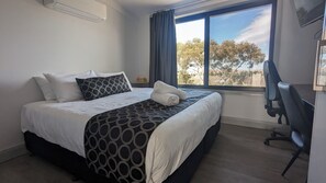 Habitación estándar doble, 1 cama de matrimonio grande, cocina básica | Escritorio, espacio para trabajar con un portátil, cortinas opacas