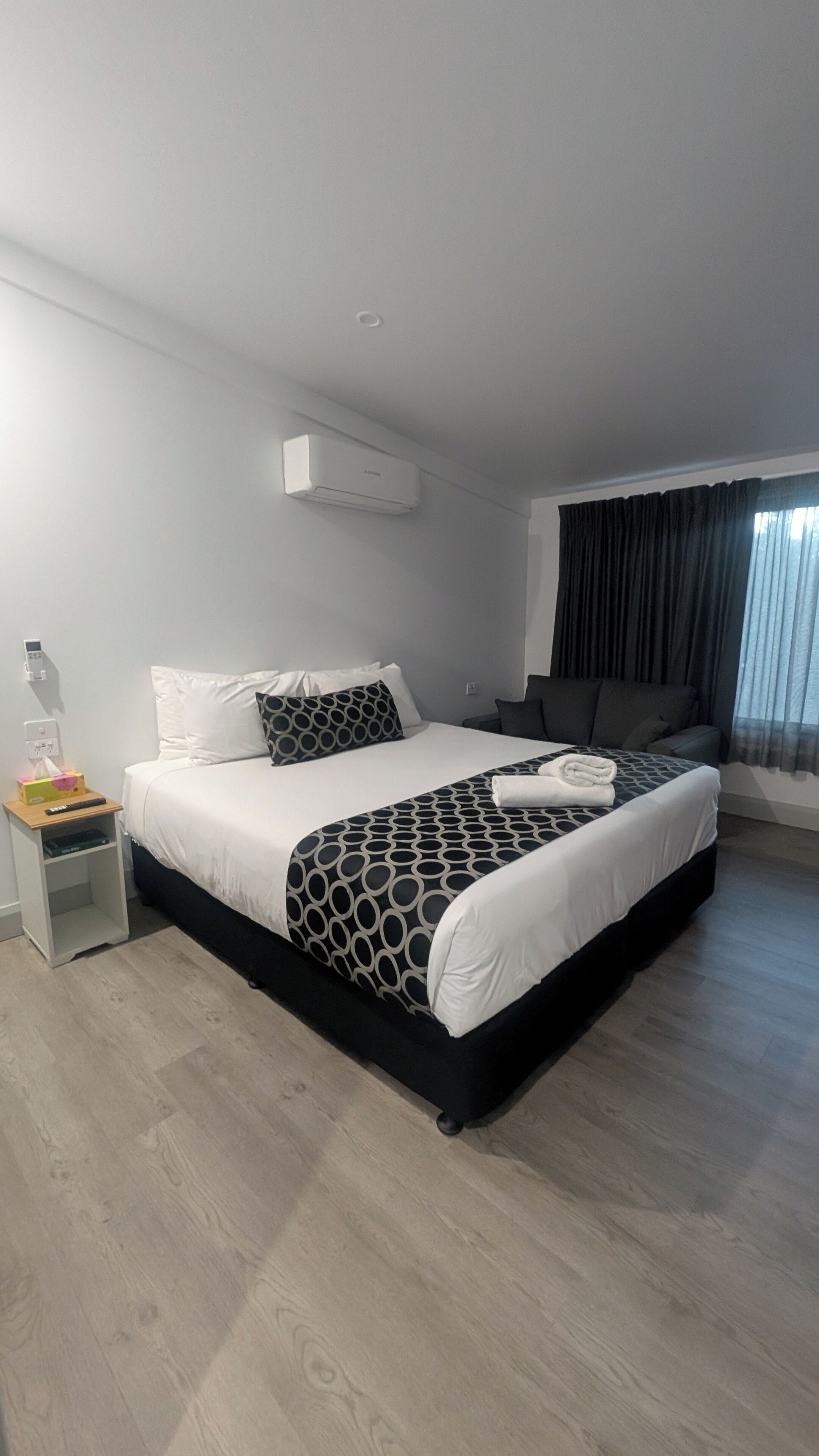 غرفة ديلوكس مزدوجة - سرير ملكي | مساحة عمل للكمبيوتر المحمول وستائر تعتيم وواي فاي مجانًا وملاءات أسرّة