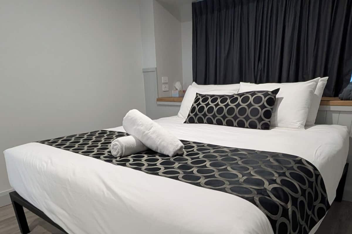 غرفة ديلوكس | مساحة عمل للكمبيوتر المحمول وستائر تعتيم وواي فاي مجانًا وملاءات أسرّة