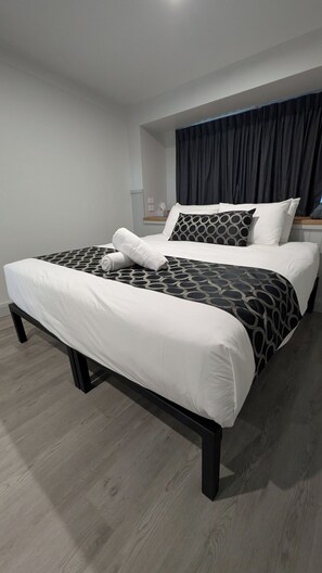 غرفة ديلوكس | مساحة عمل للكمبيوتر المحمول وستائر تعتيم وواي فاي مجانًا وملاءات أسرّة