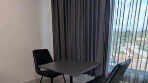 经典双人房 | 办公桌、笔记本电脑工作区、遮光窗帘、免费 WiFi