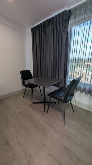 مساحة عمل للكمبيوتر المحمول وستائر تعتيم وواي فاي مجانًا وملاءات أسرّة