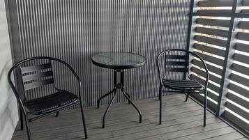 Laptop workspace, blackout curtains, free WiFi, bed sheets