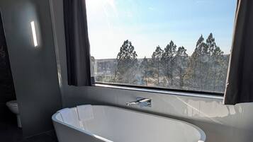 高級套房, 非吸煙房 | 手提電腦工作空間、遮光窗簾/窗簾、免費 Wi-Fi、床單