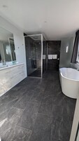 Suite familiar, no fumadores | Escritorio, espacio para trabajar con un portátil, cortinas opacas