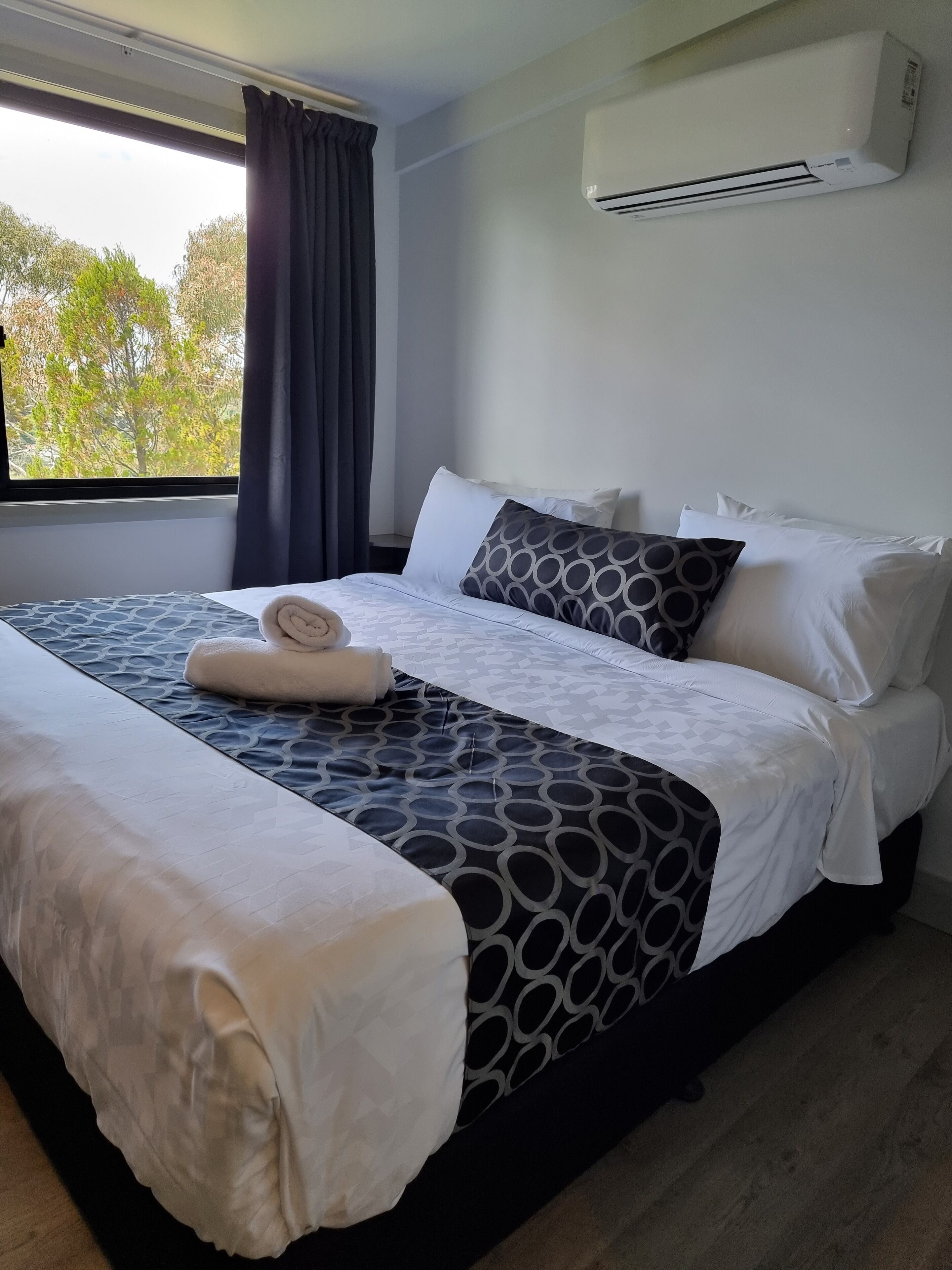 Ruang kerja komputer riba, langsir/tirai gelap terus, Wi-fi percuma 