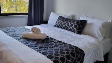 Ruang kerja komputer riba, langsir/tirai gelap terus, Wi-fi percuma