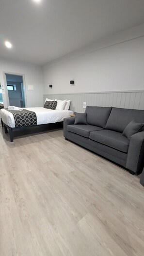 جناح إستديو ديلوكس | مساحة عمل للكمبيوتر المحمول وستائر تعتيم وواي فاي مجانًا وملاءات أسرّة