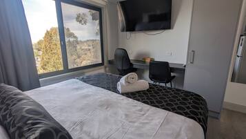 標準客房, 1 張特大雙人床, 小廚 | 手提電腦工作空間、遮光窗簾/窗簾、免費 Wi-Fi、床單