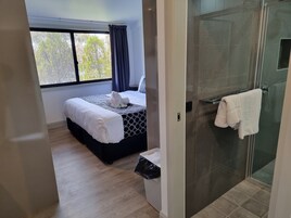 笔记本电脑工作区、遮光窗帘、免费 WiFi、床单