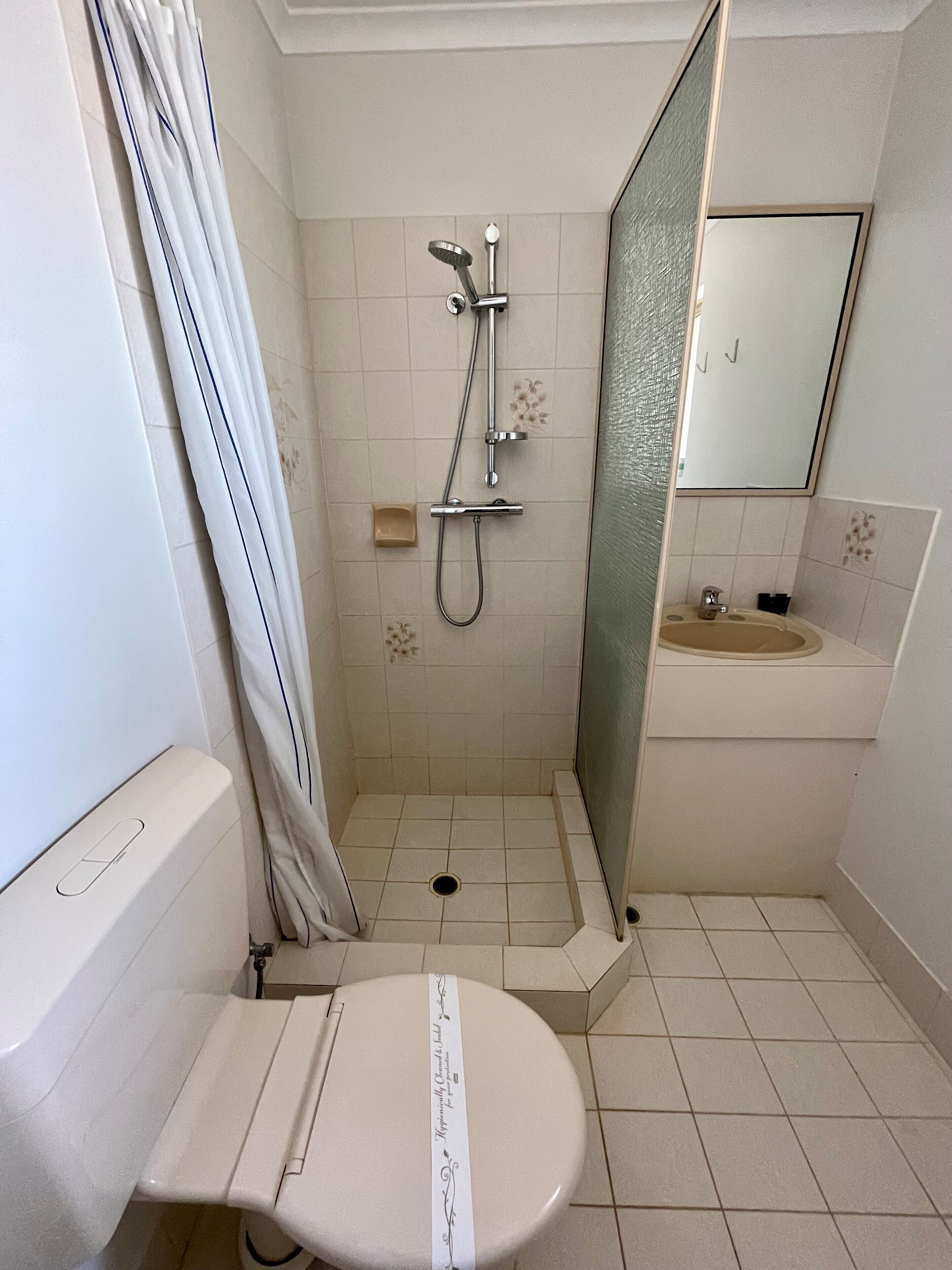 Studio | Bad | Dusj, toalettartikler (inkludert), hårføner og håndklær