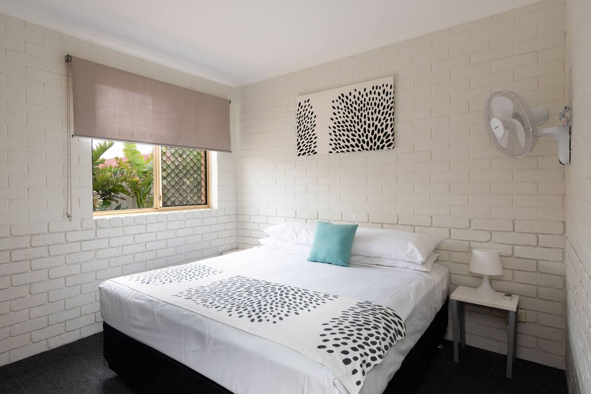 Departamento estándar, 1 habitación, para no fumadores, cocina | Espacio para trabajar con laptop y tabla de planchar con plancha