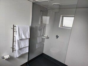 Estudio ejecutivo, 1 cama King size | Baño | Regadera, amenidades de baño gratuitas, secadora de cabello, toallas 