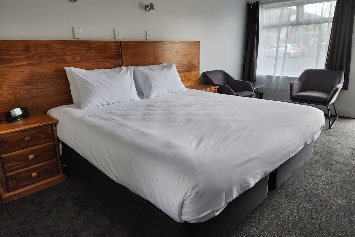 Executive Studio, 1 King Bed | Soundproofing, iron/ironing board, free WiFi, bed sheets