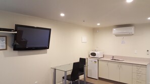 Studio – executive, 1 kingsize-seng, massasjebadekar | Lydisolert, strykejern/-brett, wi-fi (inkludert) og sengetøy