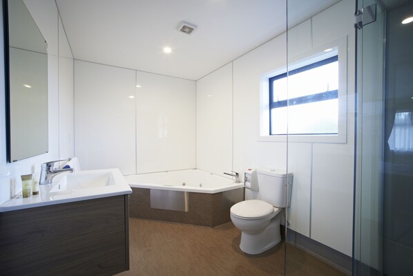 Executive King Studio Spa | Bathroom - Auto Lodge Motel (Hamilton)
