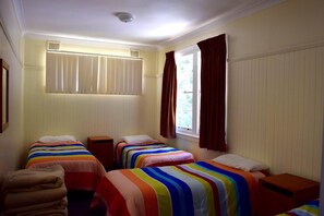 2 habitaciones, tabla de planchar con plancha y ropa de cama 