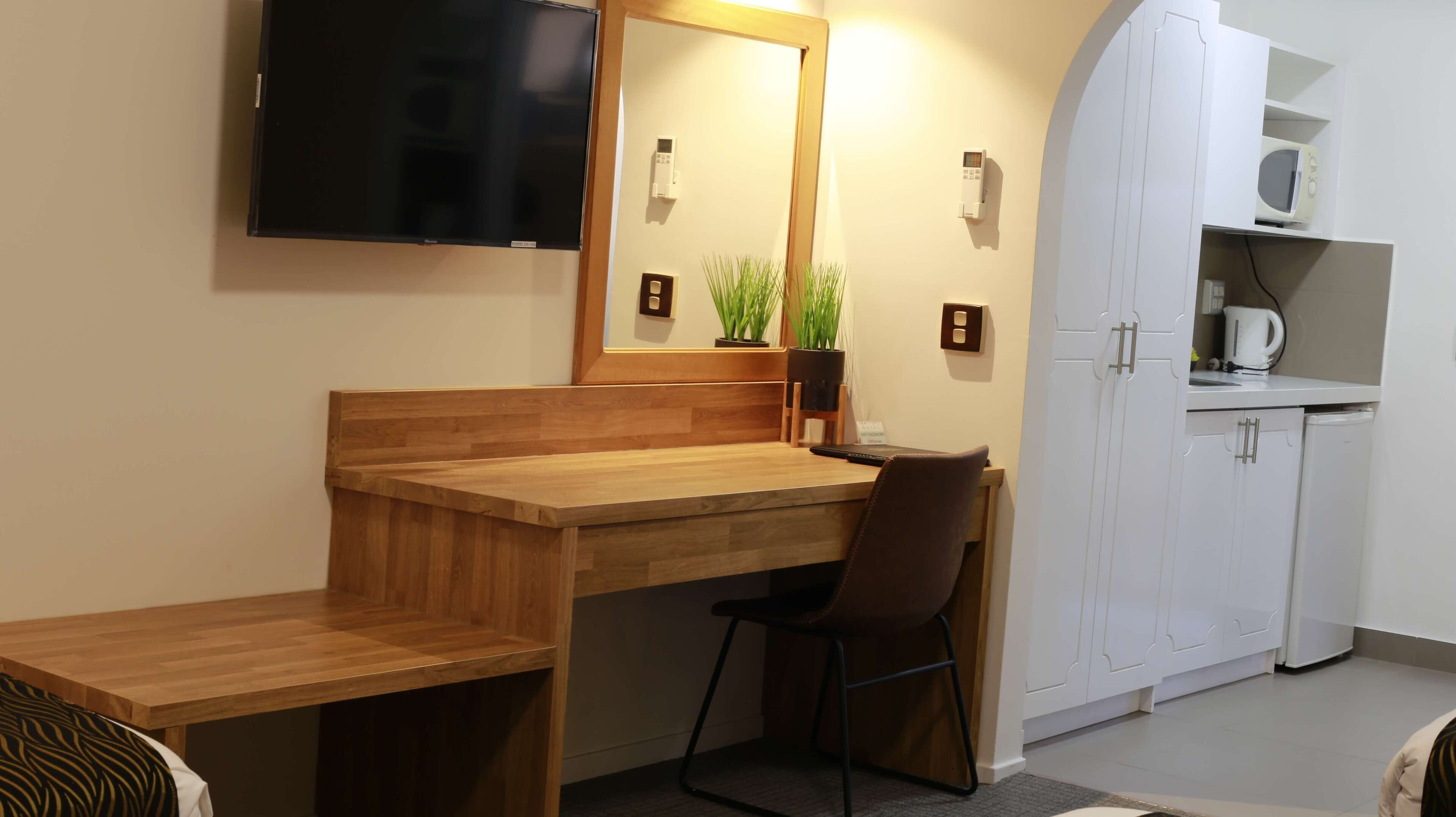 Deluxe Triple Room, 1 Bedroom, Kitchenette | Private kitchen | Microwave, coffee/tea maker, electric kettle, toaster
