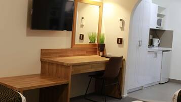 Deluxe Triple Room, 1 Bedroom, Kitchenette | Private kitchen | Microwave, coffee/tea maker, electric kettle, toaster