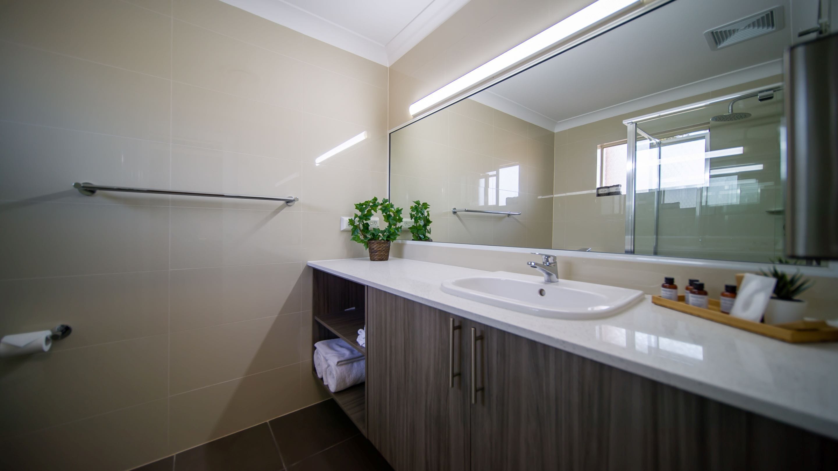 Deluxe Room, 1 Queen Bed, Kitchenette | Bathroom | Free toiletries, hair dryer, towels