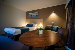 ファミリー ルーム 2 ベッドルーム 簡易キッチン (1 queen and 2 single beds) | セーフティボックス (室内)、客室ごとに異なる装飾、客室ごとに異なるインテリア、ノートパソコン用作業スペース