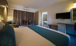 Familienzimmer, 2 Schlafzimmer, Kochnische (1 queen and 2 single beds) | Zimmersafe, individuell dekoriert, individuell eingerichtet