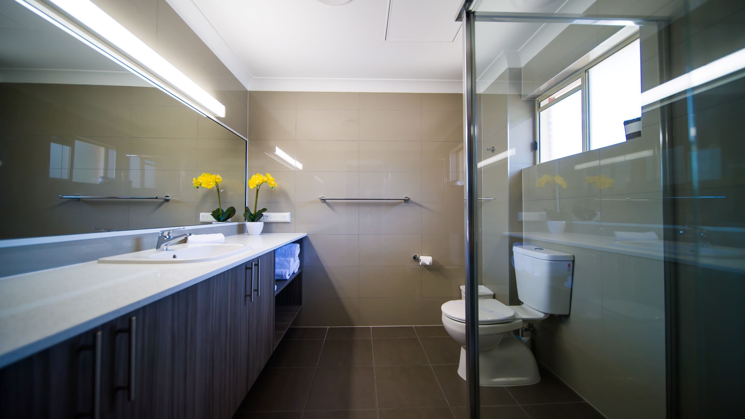 Deluxe Twin Room, Kitchenette (1 queen and 1 single bed) | Bathroom