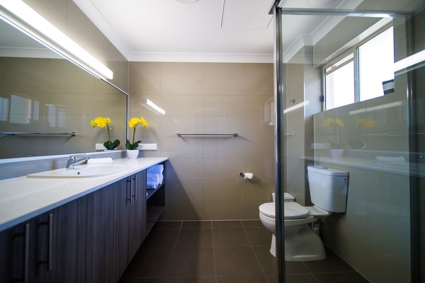 Deluxe-Zweibettzimmer, Kochnische (1 queen and 1 single bed) | Badezimmer | Kostenlose Toilettenartikel, Haartrockner, Handtücher