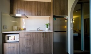Deluxe-Zweibettzimmer, Kochnische (1 queen and 1 single bed) | Eigene Küche | Mikrowelle, Wasserkocher mit Kaffee-/Teezubehör, Wasserkocher, Toaster