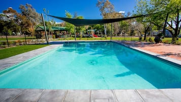 Kolam renang outdoor