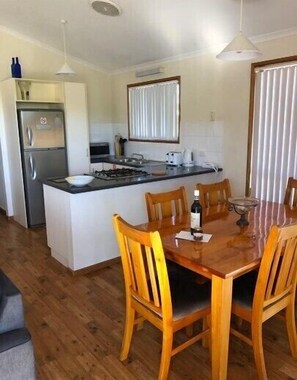 Suíte standard, vários quartos, cozinha (3 Bedroom Cottage) | Cozinha privada | Cooktop, chaleira elétrica, torradeira