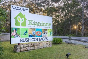 Placa anunciando vagas nas Kianinnny Bush Cottages.