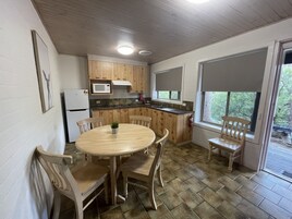 Refrigerador con freezer, cafetera expreso, tetera/pava eléctrica