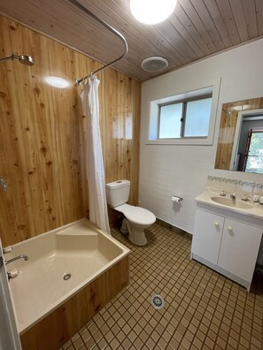 Standard Cottage 6 Guests | Bathroom | Shower, hair dryer, towels