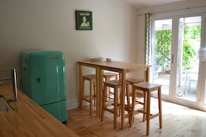 Apartamento standard, vários quartos, para não fumantes, cozinha (Tin House Escape) | Opções para refeição no quarto