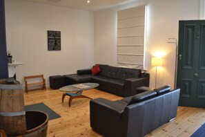 Leilighet – standard, flere soverom, ikke-røyk, kjøkken (Tin House Escape) | Oppholdsområde | Flatskjerm-TV og peis