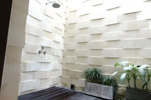 Villa, 2 habitaciones, alberca privada | Regadera en el baño