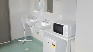 Habitación doble familiar, baño en la habitación | Microondas