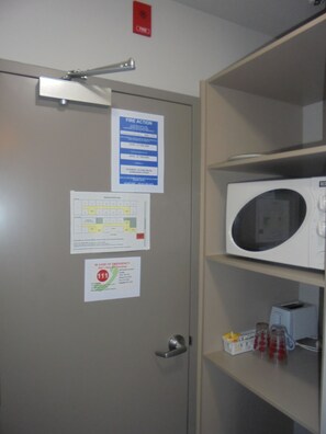 Chambre Simple, salle de bains commune | Micro-ondes