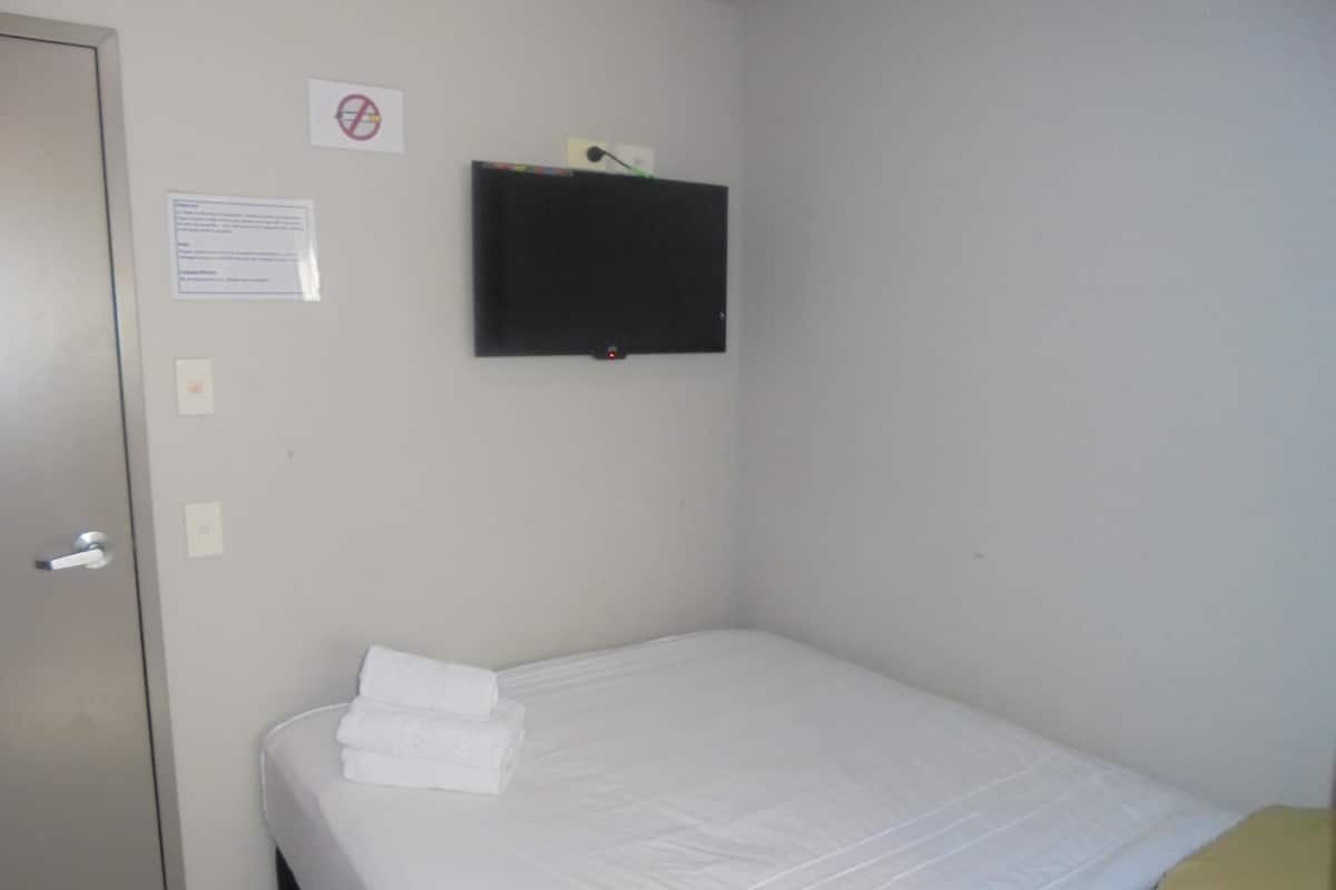Budget Double with Shared Bathroom | 1 bedroom