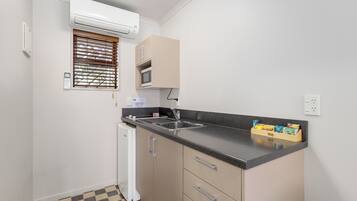 Spa Studio Suite | Private kitchenette