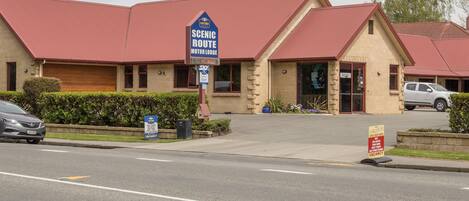 Vista frontal de la propiedad