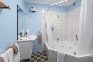Studiosuite, Nichtraucher | Badezimmer | Umweltfreundliche Kosmetikartikel, Haartrockner, Handtücher, Seife