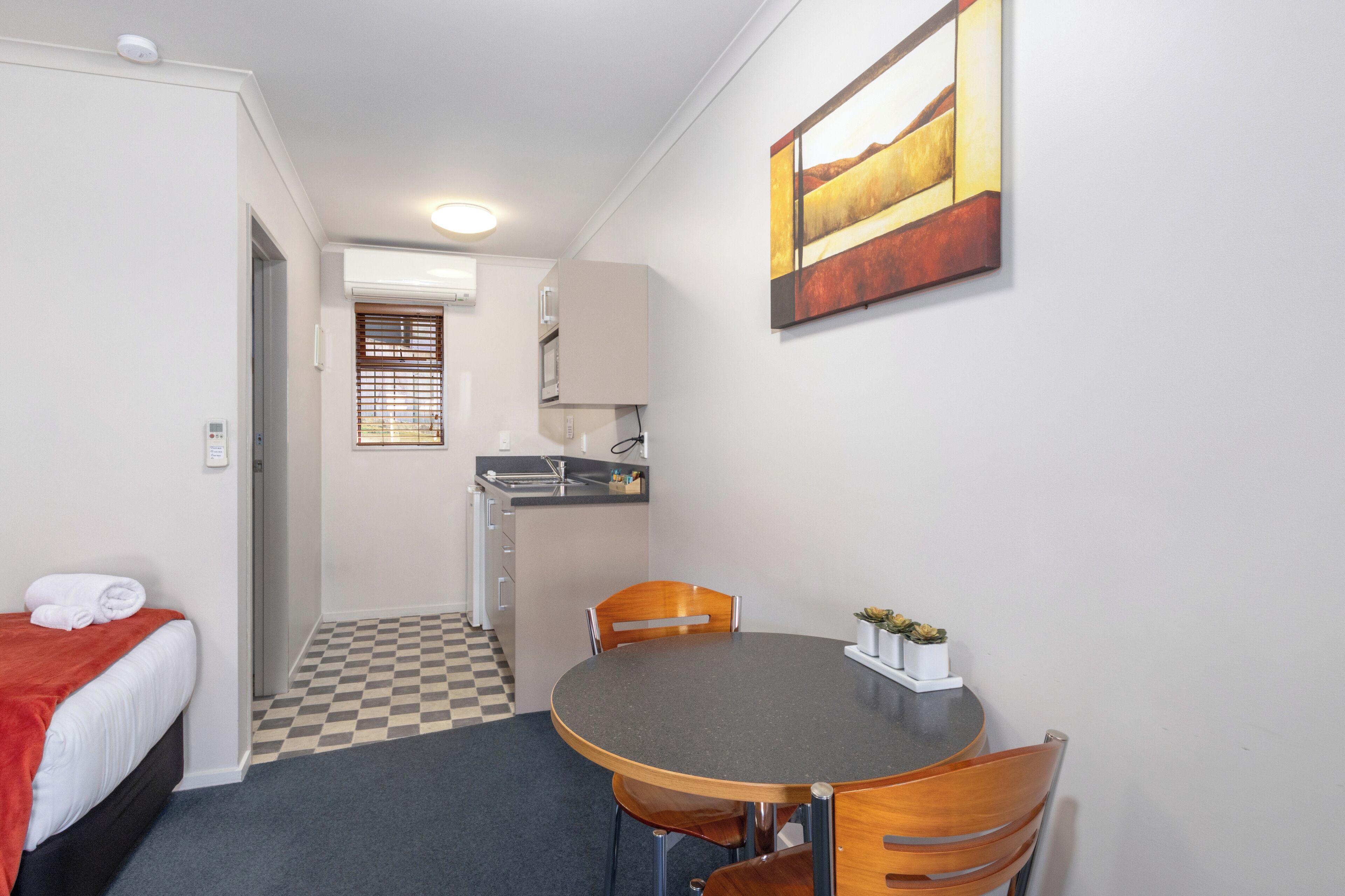 Superior Studio Suite | In-room dining