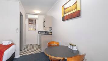 Superior Studio Suite | In-room dining